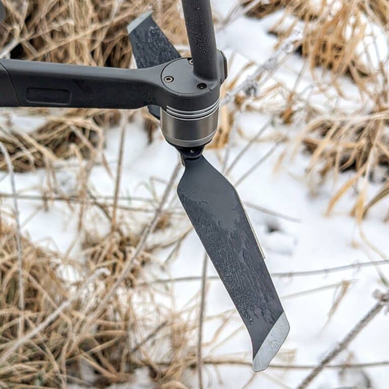 Bild eines Drohnenarms im Winter, dass vereiste Propeller zeigt